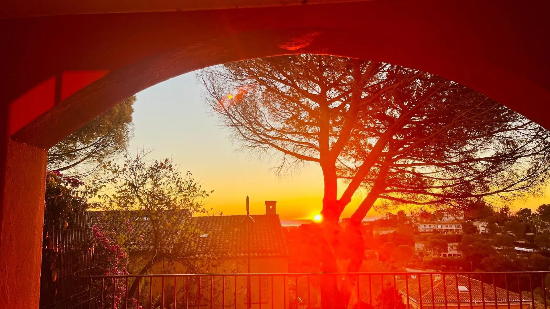 Village Typique - Piscine - Grande Terrasse Ombragee - Logement Climatise ムジャン アパート
